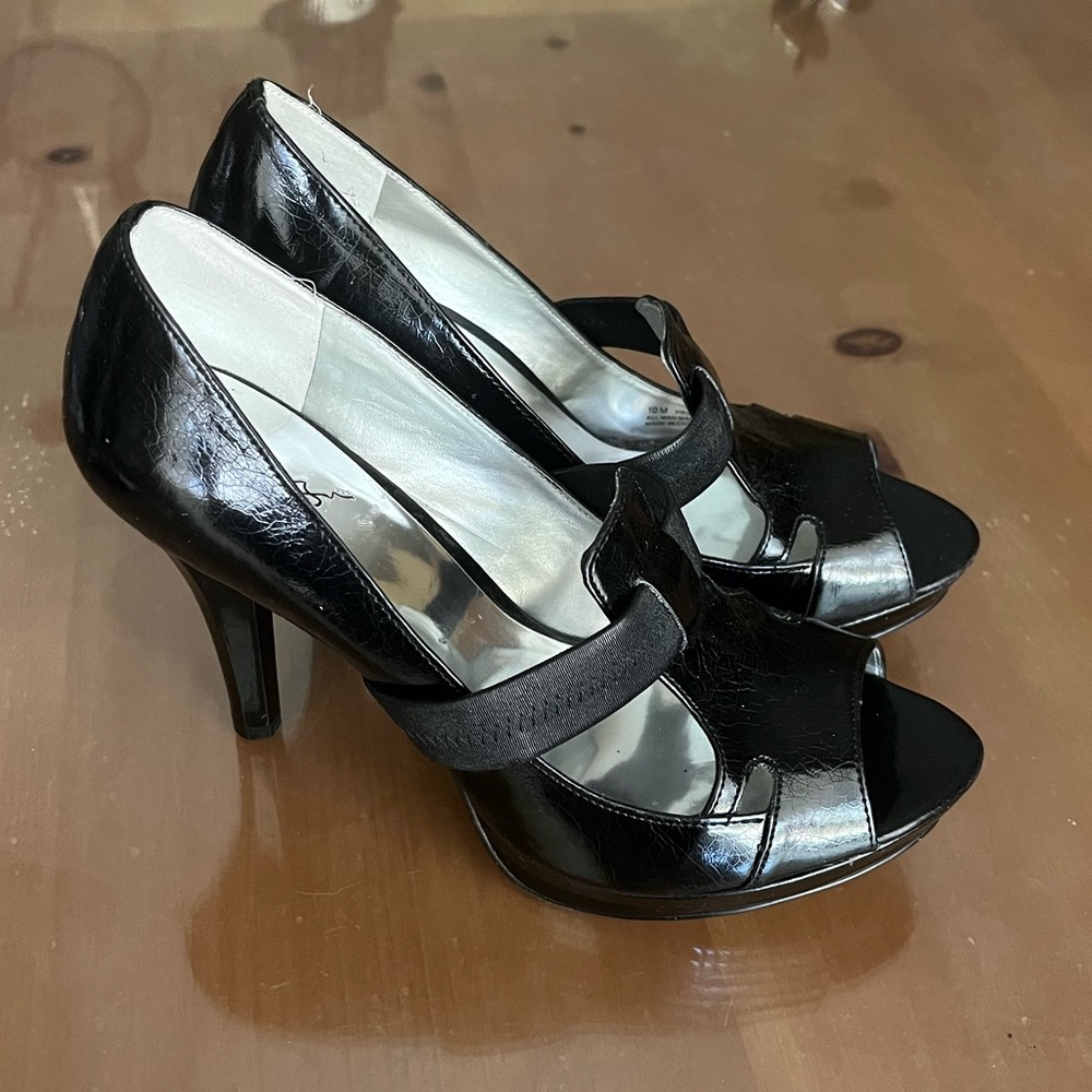 Classic Black patent leather Carlos Santana pump! Size 10.
